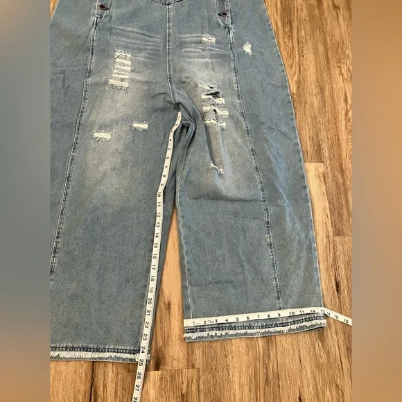 Loose Fit Blue Denim Bib Style Cropped Overalls. Adjustable Straps. - Picture 6 of 9